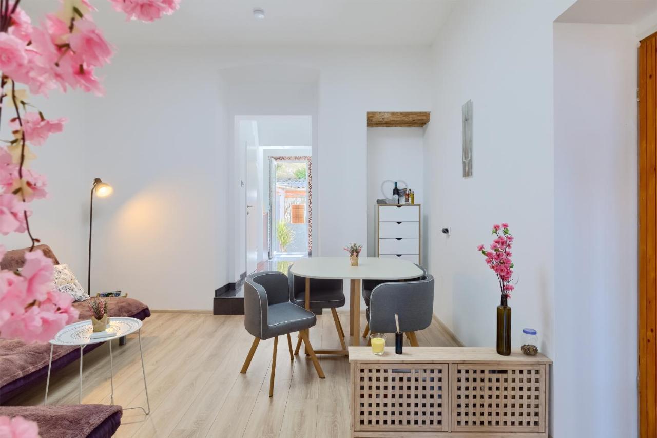Large In Centre Pula! Apartma *